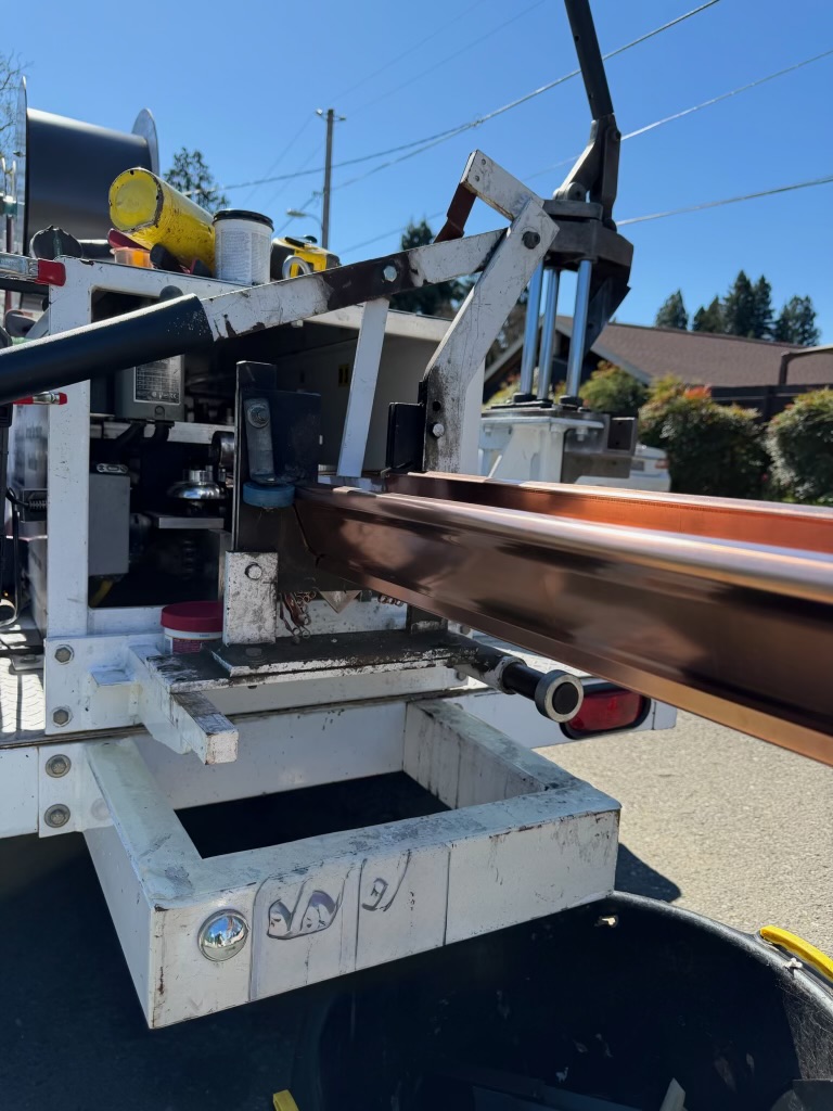 On-site gutter fabrication machine rolling copper seamless gutter