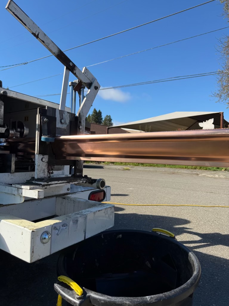 Seamless gutter machine rolling copper gutter on-site